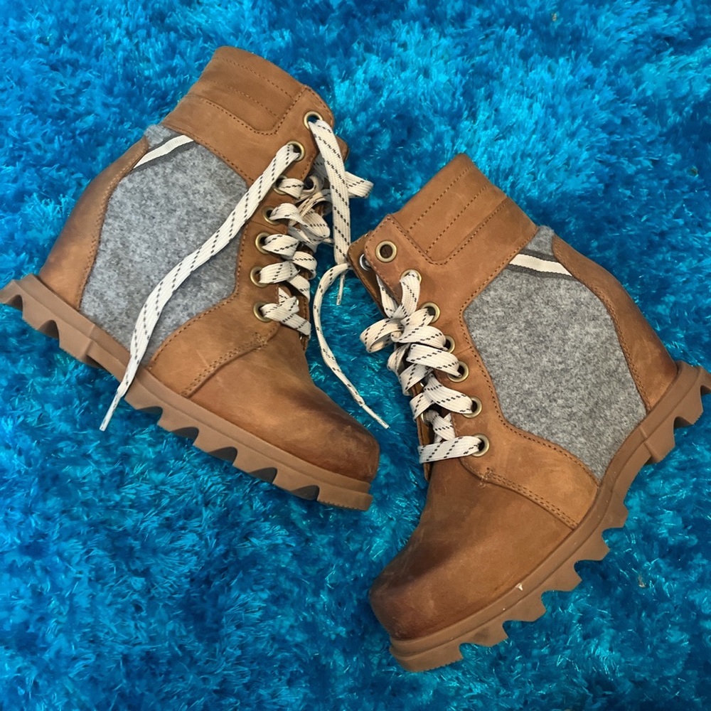 sorel wedge hiking / work boots